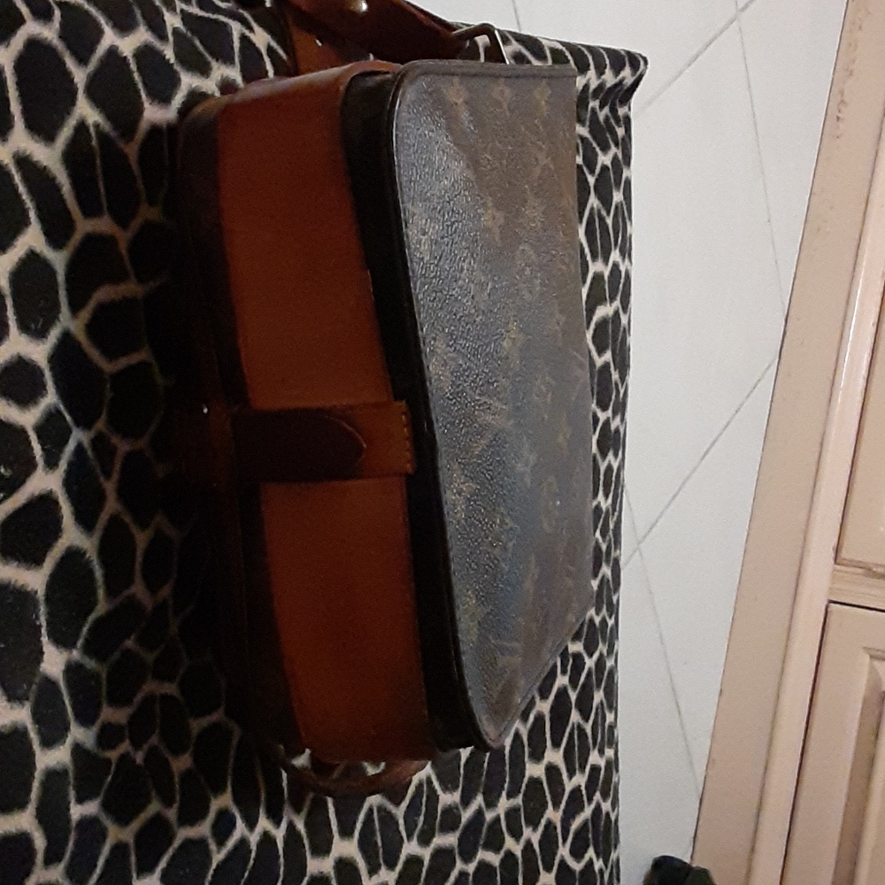 Louis Vuitton Crossbody bag - Fully Leather Lined